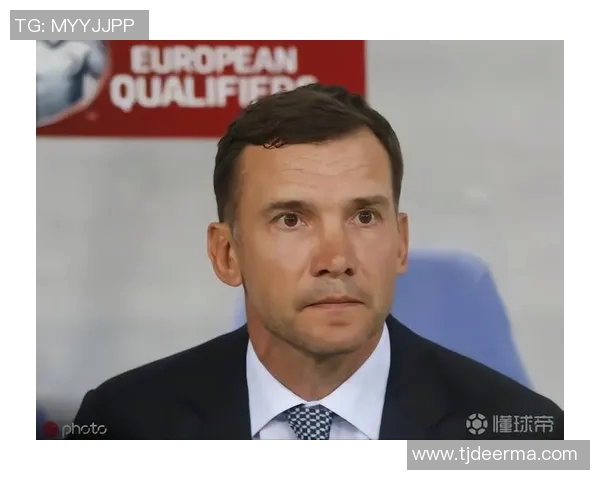 夏季足球赛场球星紧身衣搭配与舒适性分析