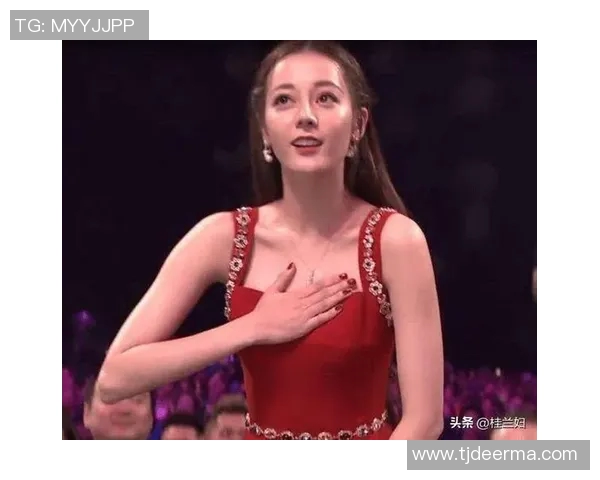 迪丽热巴与外国足球球星共度时光 引发社交媒体热议与粉丝关注